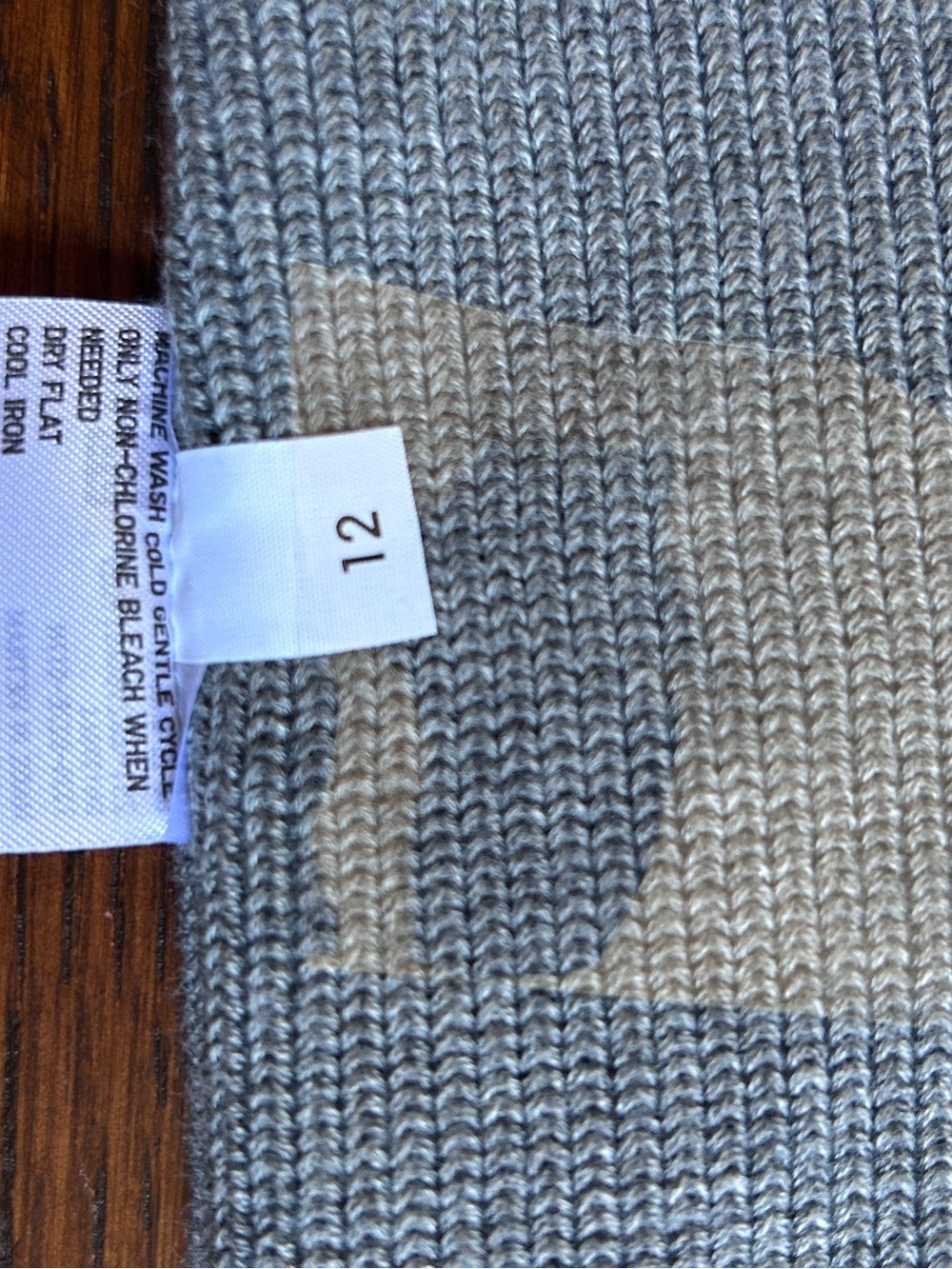Uniqlo Gray Scalloped V-neck Sweater Vest Small NWT - Picture 10 of 10